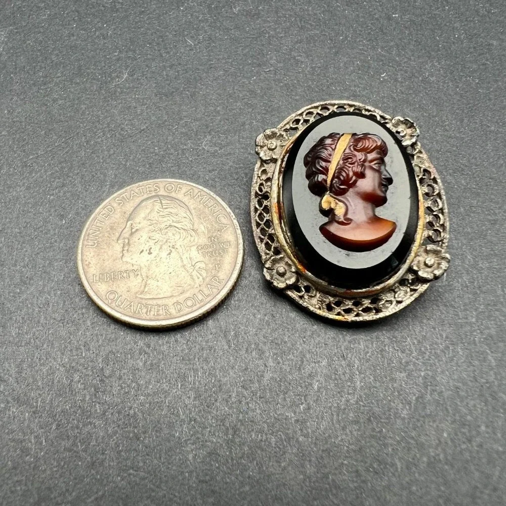 Vintage Glass Cameo Brooch Dark Brown Woman Right Facing Silver‎ Tone Frame